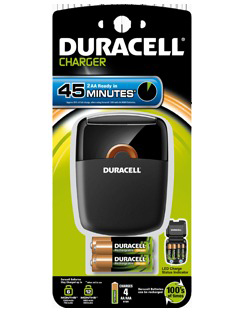 Emballage du chargeur de batterie Duracell avec piles et chargeur.
