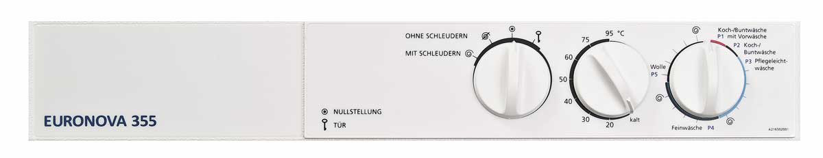 Bedienfeld einer Waschmaschine mit drei Drehknöpfen und Programmbezeichnungen.