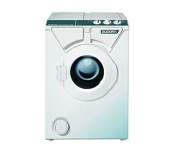 Eine weiße Waschmaschine mit runder Tür und Bedienfeld.