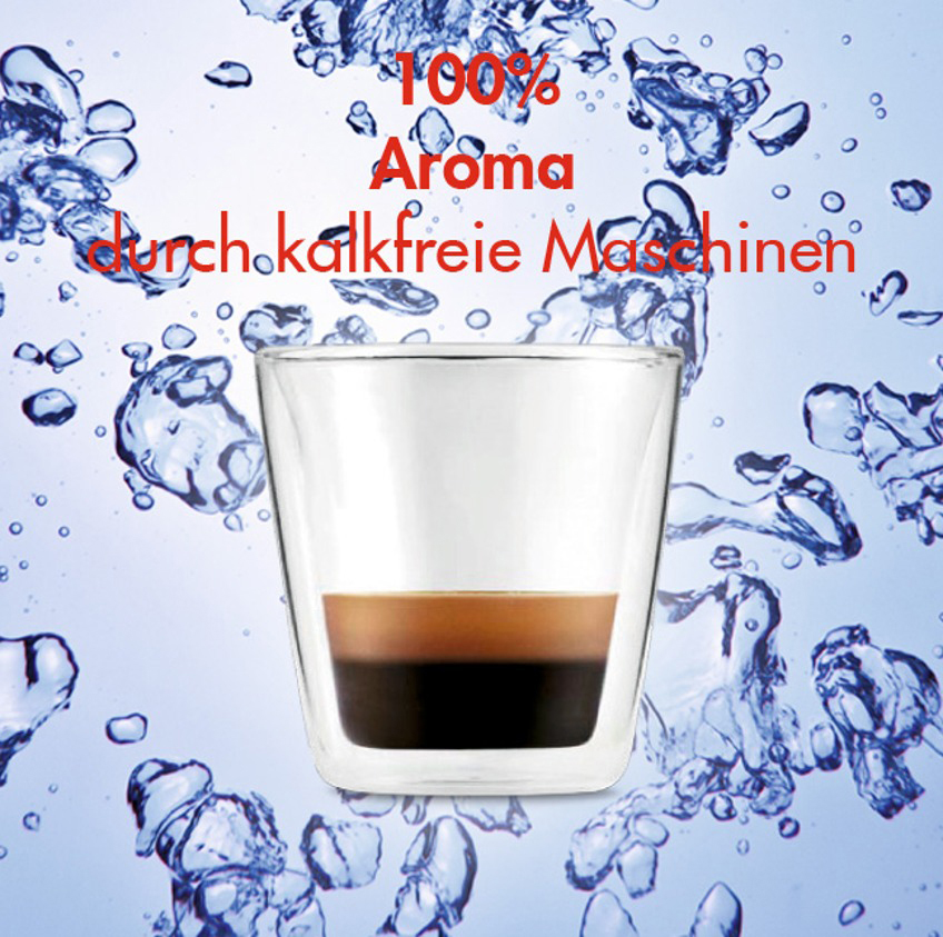 Kaffeeglas, Wasserblasen im Hintergrund. Text: 100% Aroma durch kalkfreie Maschinen.