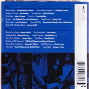 CD-Cover mit Jazz-Musik-Tracklisten und Bandfoto. Blauer Hintergrund.
