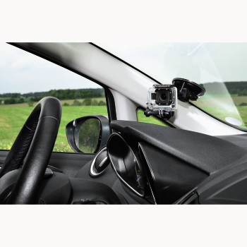 Eine GoPro-Kamera an der Windschutzscheibe eines Autos befestigt. Das Innere des Autos ist sichtbar.