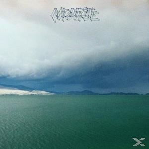 Albumcover mit dem Wort Modeste über einem türkisfarbenen Ozean und bewölktem Himmel.