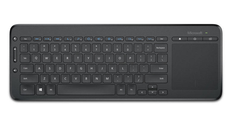Tuşları, dokunmatik yüzeyi ve logosu olan siyah Microsoft klavye. Klavye beyaz bir arka planda.
