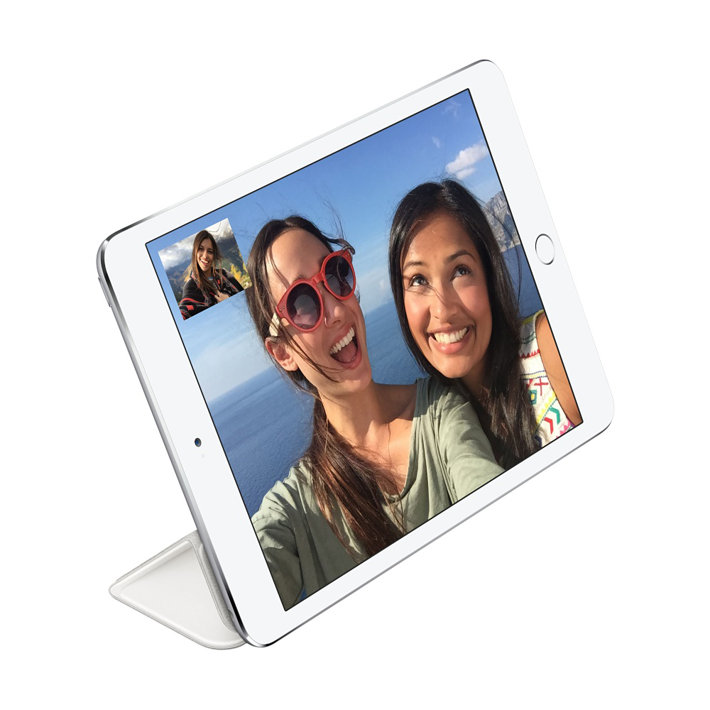 iPad zeigt einen Videoanruf. Zwei lächelnde Frauen, eine mit Sonnenbrille. Eine dritte Frau in einem kleinen Fenster.