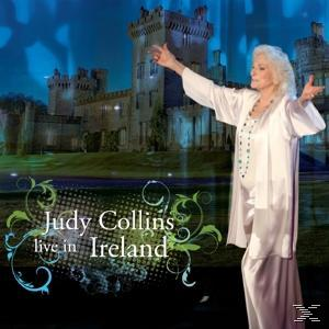 Judy Collins tritt auf der Bühne mit Burgkulisse auf, mit dem Schriftzug live in Ireland.