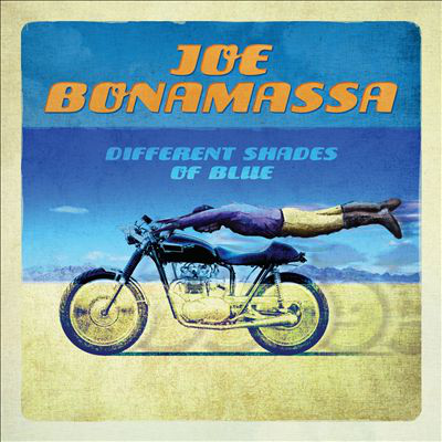 Album borító: Joe Bonamassa, Different Shades of Blue. Egy férfi motoron.
