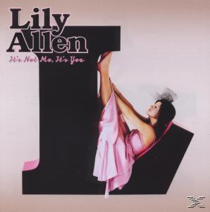 Album borító: Lily Allen rózsaszín ruhában, egy nagy fekete „J” előtt pózol. Album címe: „It's Not Me, It's You”.