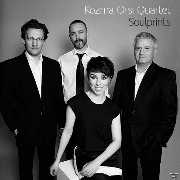 Kozma Orsi Quartet album borító. Négy ember öltönyben, fekete-fehér fotó. Egy nő ül elől.