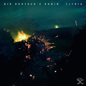 Sötét album borító, tüzes, absztrakt dizájnnal és a zenekar nevével: Nik Bärtsch's Ronin.