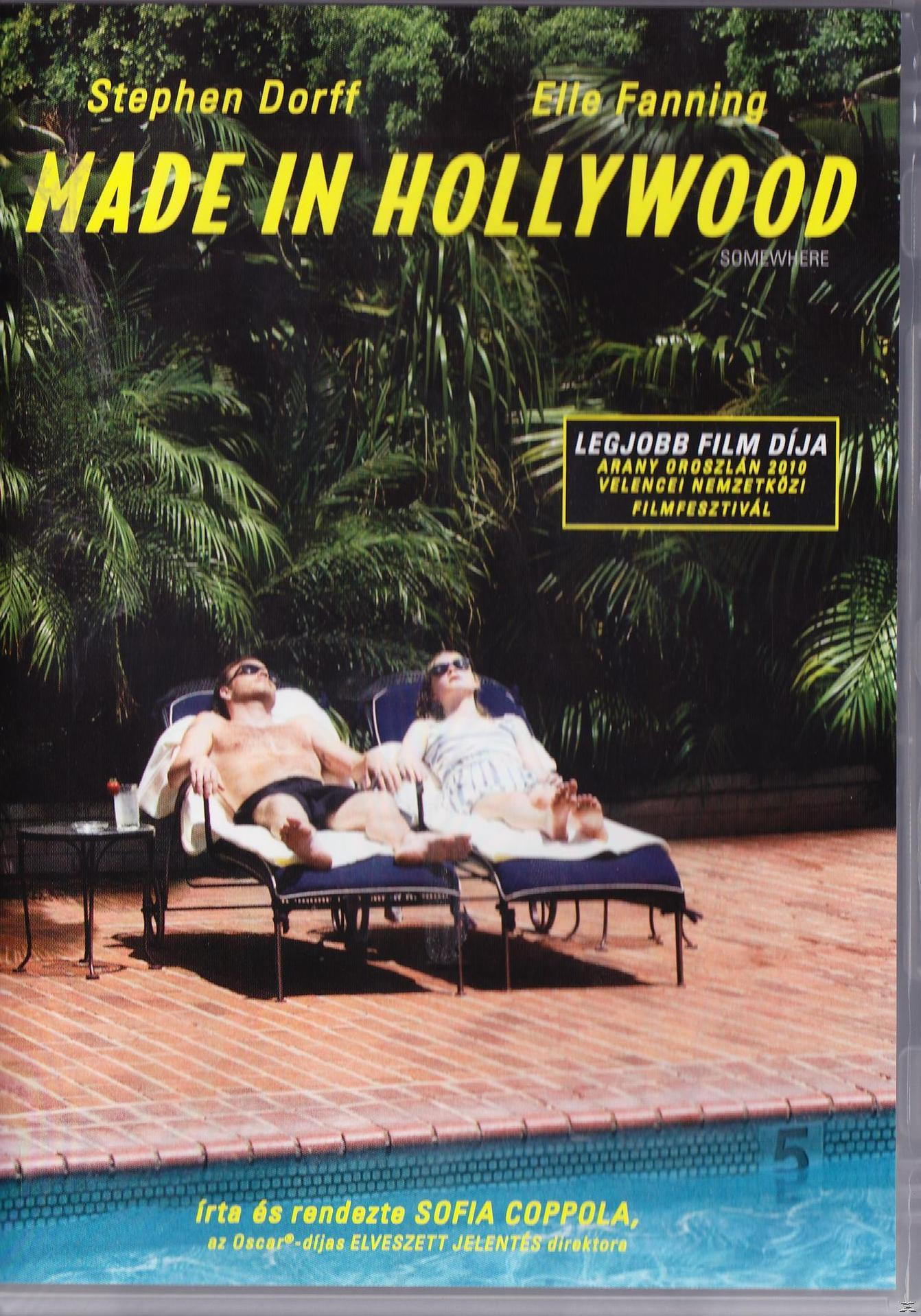 Két ember pihen a medence melletti nyugágyakon, felettük a 'Made in Hollywood' filmcím. Pálmafák és idegen nyelvű szöveg.