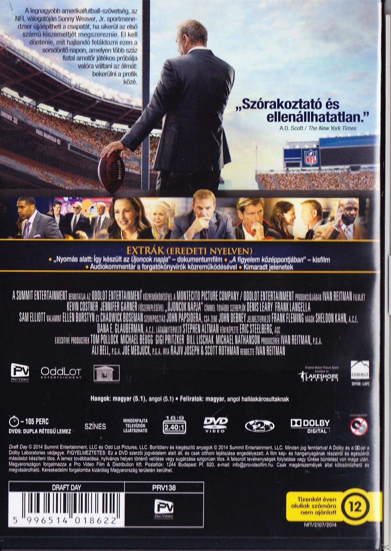 A Draft Day DVD borítója. Egy öltönyös férfi amerikai futball labdát tart, háttérben színészek csoportja.