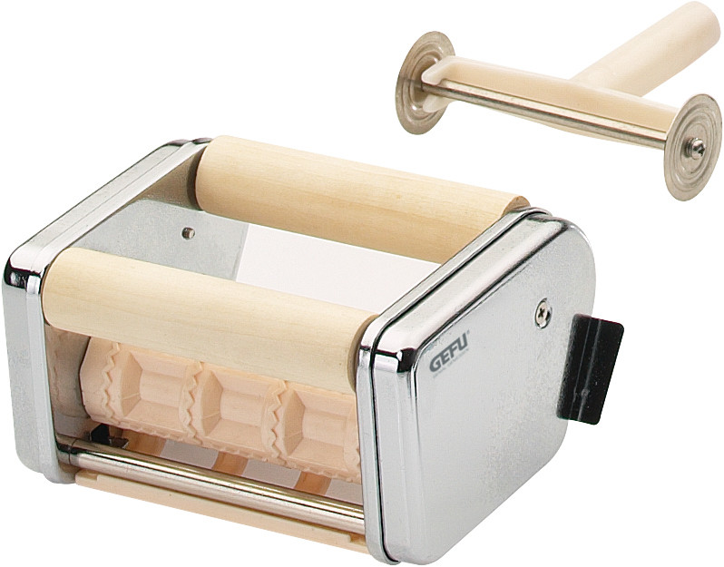 Pastamaschine mit Holzrollen und separater Rolle im Hintergrund.