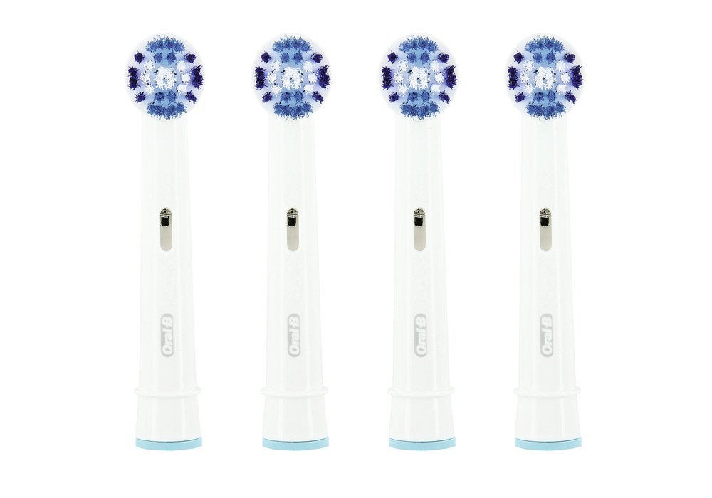 Mavi kıllı dört beyaz Oral-B diş fırçası başlığı. Beyaz bir zeminde düzenlenmişler.