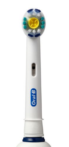 Bir Oral-B diş fırçası başlığının yakın çekimi. Mavi logolu beyaz sap ve renkli kıllar.