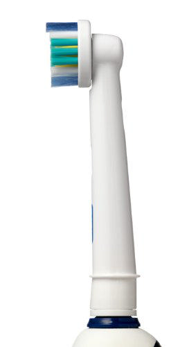 Beyaz bir elektrikli diş fırçası başlığının yakın çekimi. Mavi ve yeşil kıllı bir bölümü vardır.