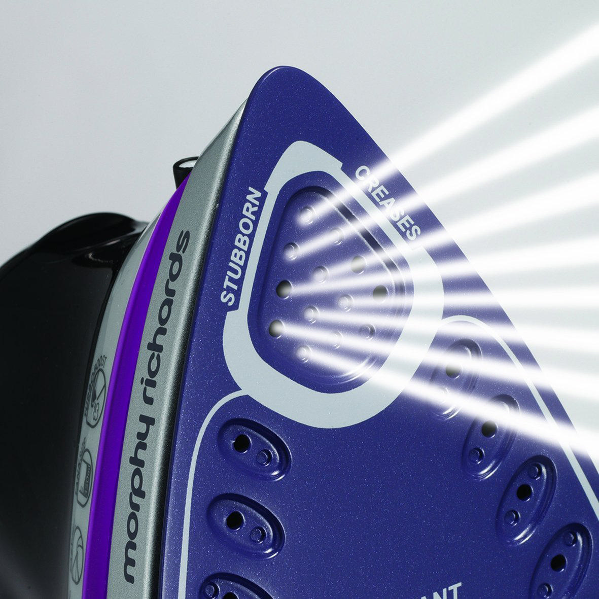 Morphy Richards markalı bir ütünün, parlayan buhar delikleriyle yakın çekimi.