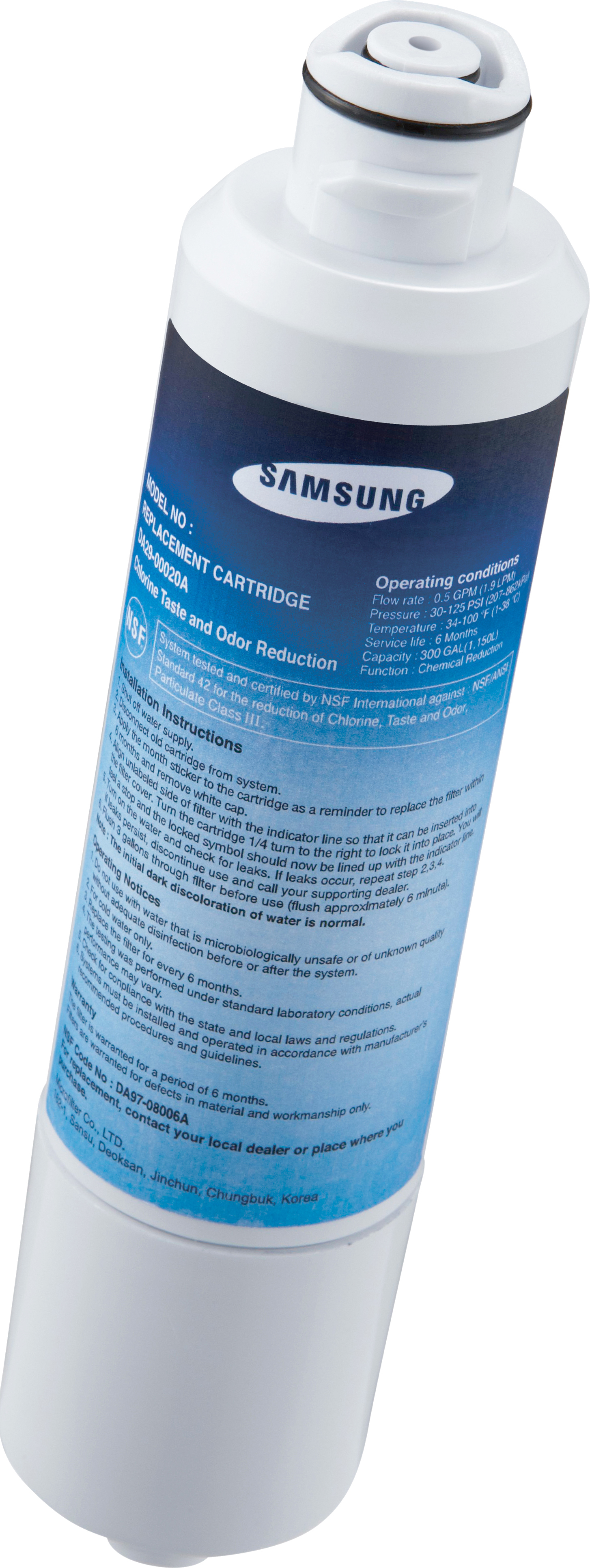Eine weiße Wasserfilterpatrone mit blauem Text und Markierungen. Es hat eine weiße Ober- und Unterseite.