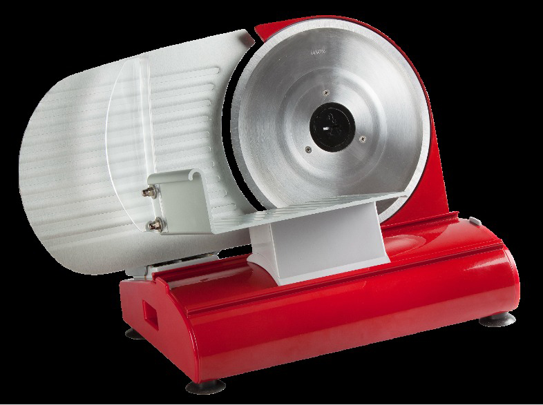 Trancheuse à viande rouge avec une grande lame circulaire et un protège-lame transparent sur fond noir.