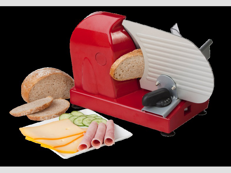 Trancheuse à viande rouge avec pain, fromage, concombre et tranches de jambon sur fond noir. La nourriture est bien disposée.