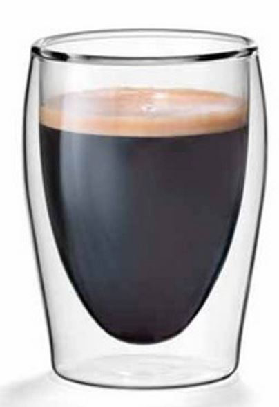 Verre à double paroi avec du café. Le café est foncé. Le verre est transparent et de forme arrondie.