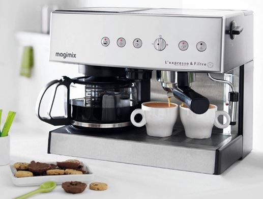 Espressomachine met vullende koffiekopjes en een bord koekjes op een wit oppervlak.