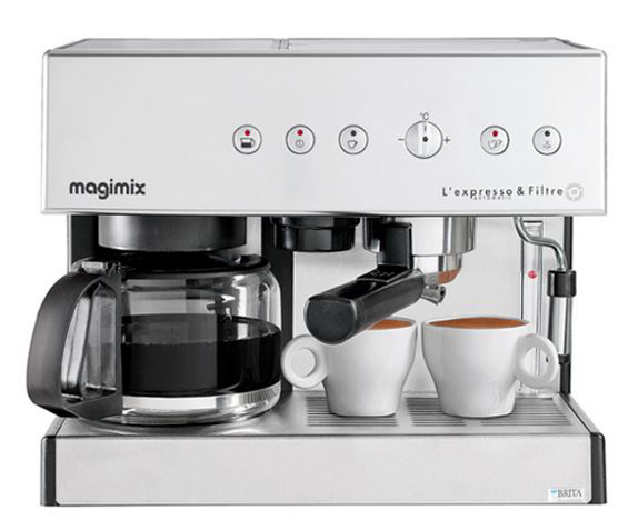 Zilveren koffiemachine met een glazen kan en twee witte kopjes. Zwarte koffie zit in de kopjes.