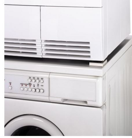 Een witte wasmachine en droger zijn gestapeld. De droger staat bovenop met een bedieningspaneel en de wasmachine eronder.