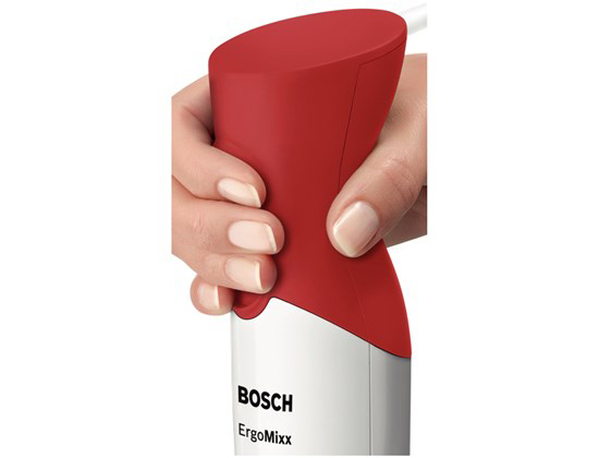 Een hand die een rode en witte Bosch staafmixer vasthoudt.