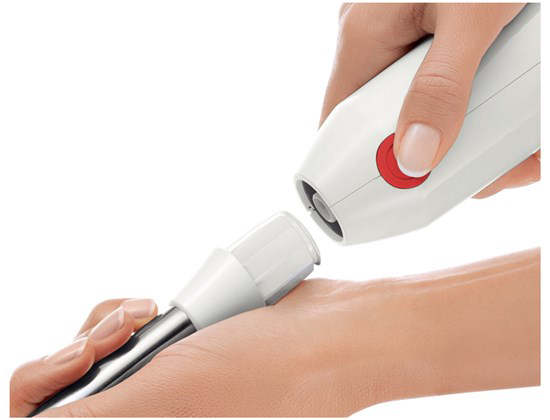 Handen die een witte staafmixer in elkaar zetten. Eén hand houdt de mixer vast, de andere bevestigt een onderdeel.