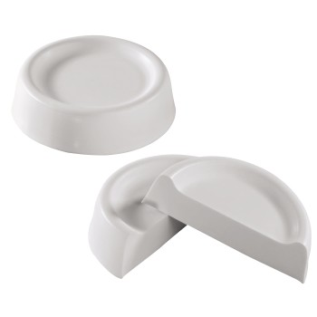 Drie witte, afgeronde keramische schalen. Twee zijn heel, één is doormidden gesneden.