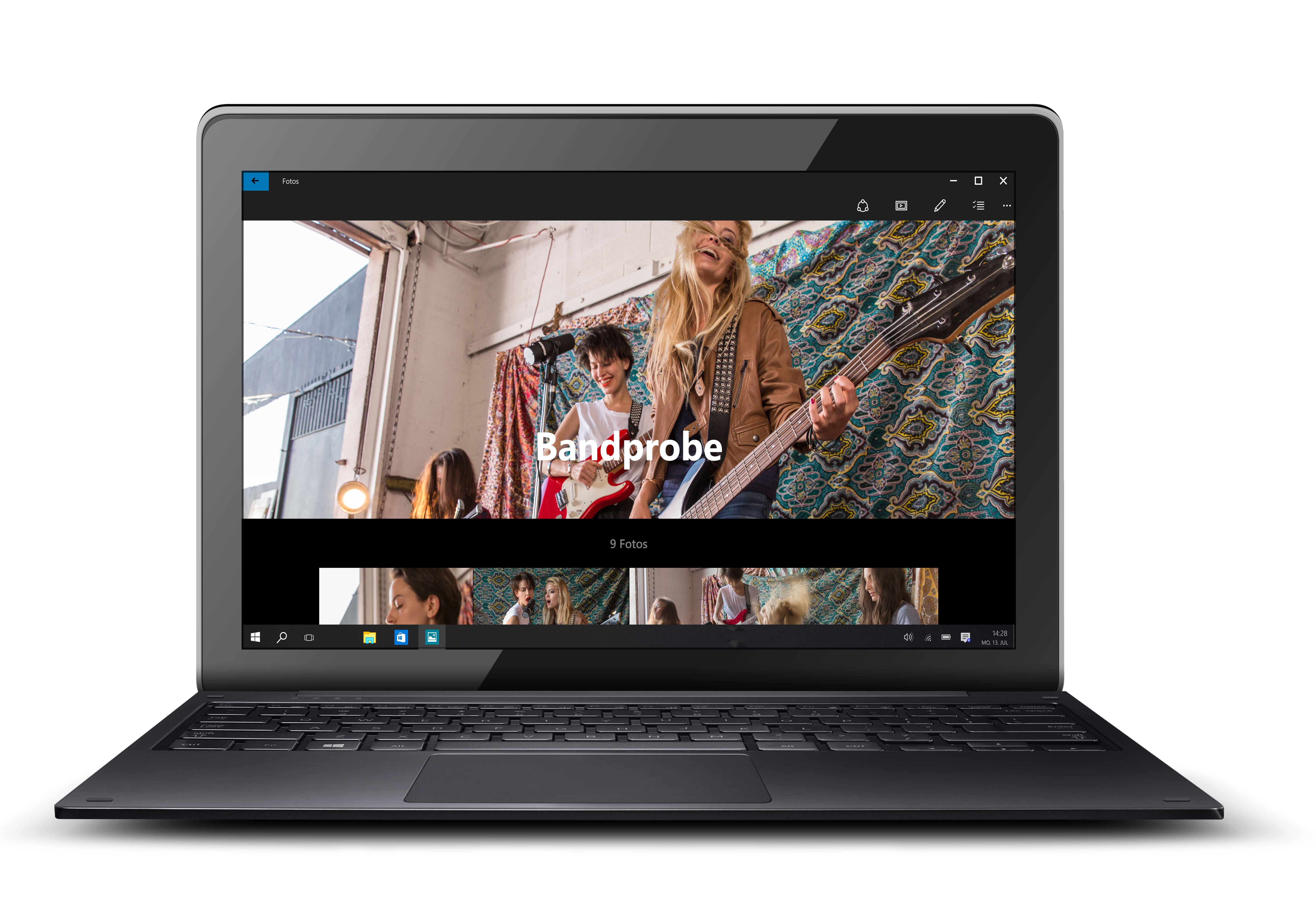 Laptop-Bildschirm zeigt Probe einer Band. Junge Leute, Gitarren und ein Mikrofon.