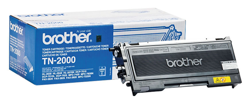 Brother TN-2000 Tonerkartusche und -box. Blaue Box mit weißem Text. Schwarze Patrone mit Brother-Logo.
