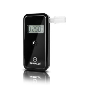 Czarny alkomat z cyfrowym wyświetlaczem 0,250. Ustnik wystaje z prawej strony.