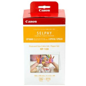 Pudełko drukarki Canon Selphy z dłońmi dziecka pomalowanymi kolorami.