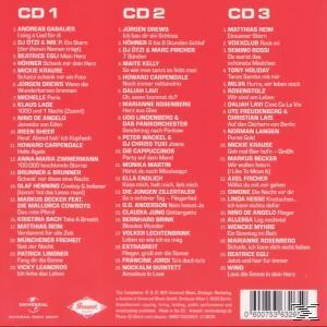 Ein roter Hintergrund mit drei Spalten von Songtiteln. CD 1, CD 2 und CD 3 sind beschriftet.
