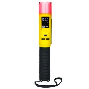 Żółty alkomat z czerwonym światłem na górze. Wyświetlacz pokazuje odczyt 0,70.