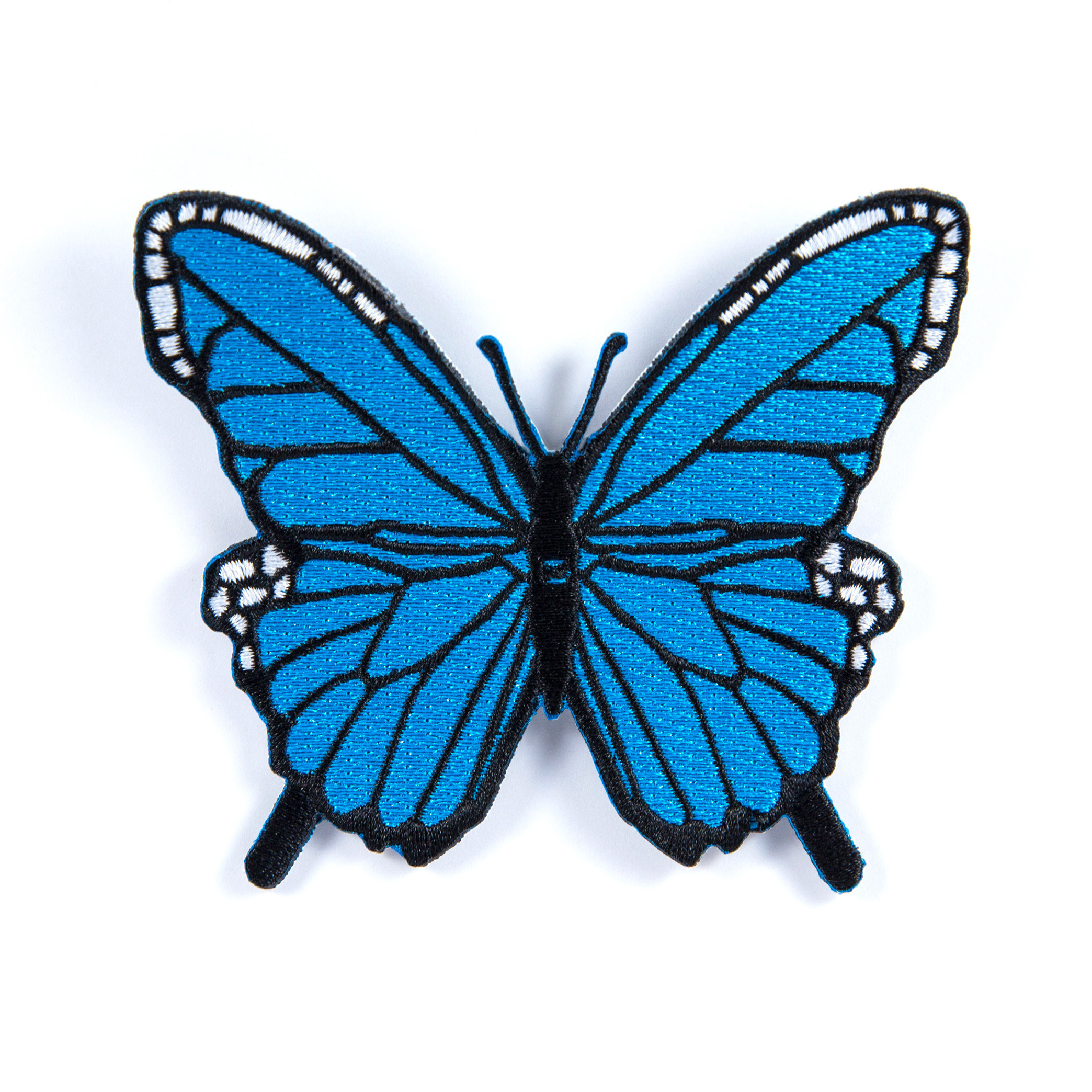 Blauer Schmetterlingsaufnäher mit schwarzer Umrandung und weißen Details.