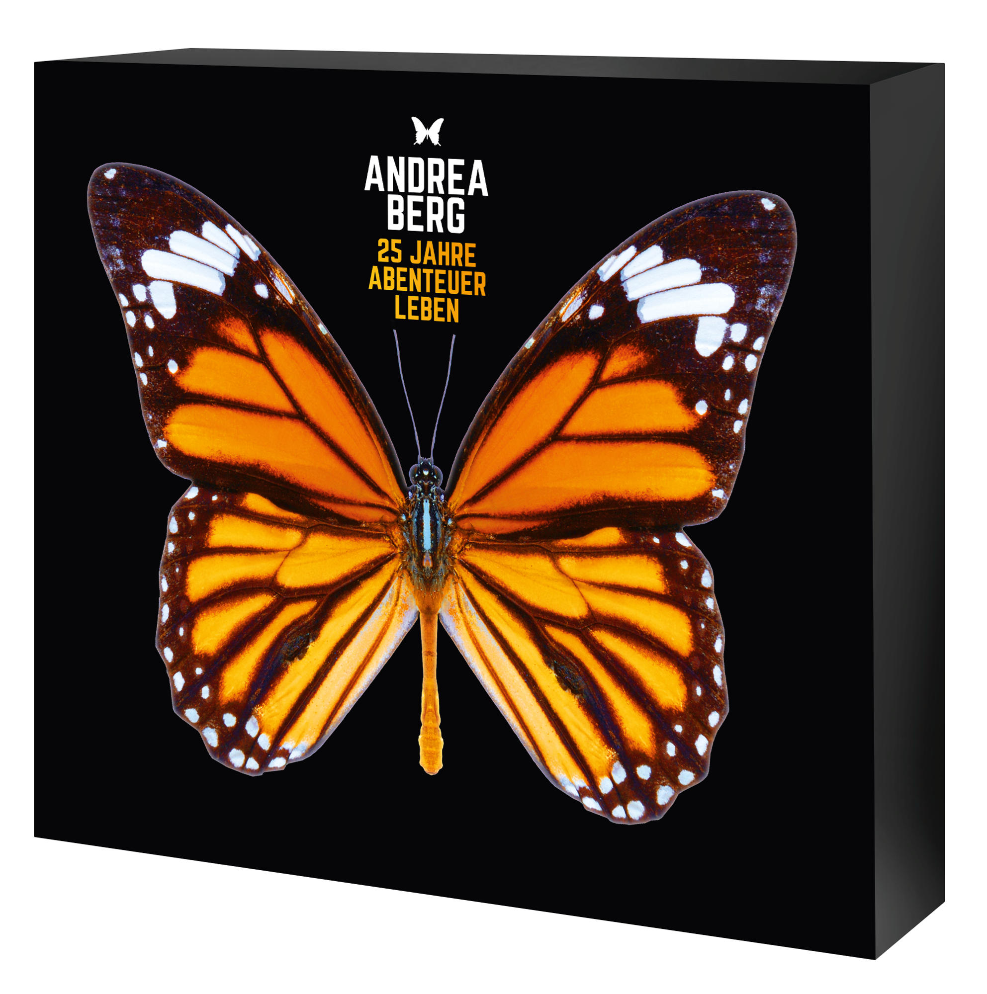 Albumcover: ein Schmetterling über einem schwarzen Hintergrund. Text sagt 'Andrea Berg, 25 Jahre Abenteuer Leben'.