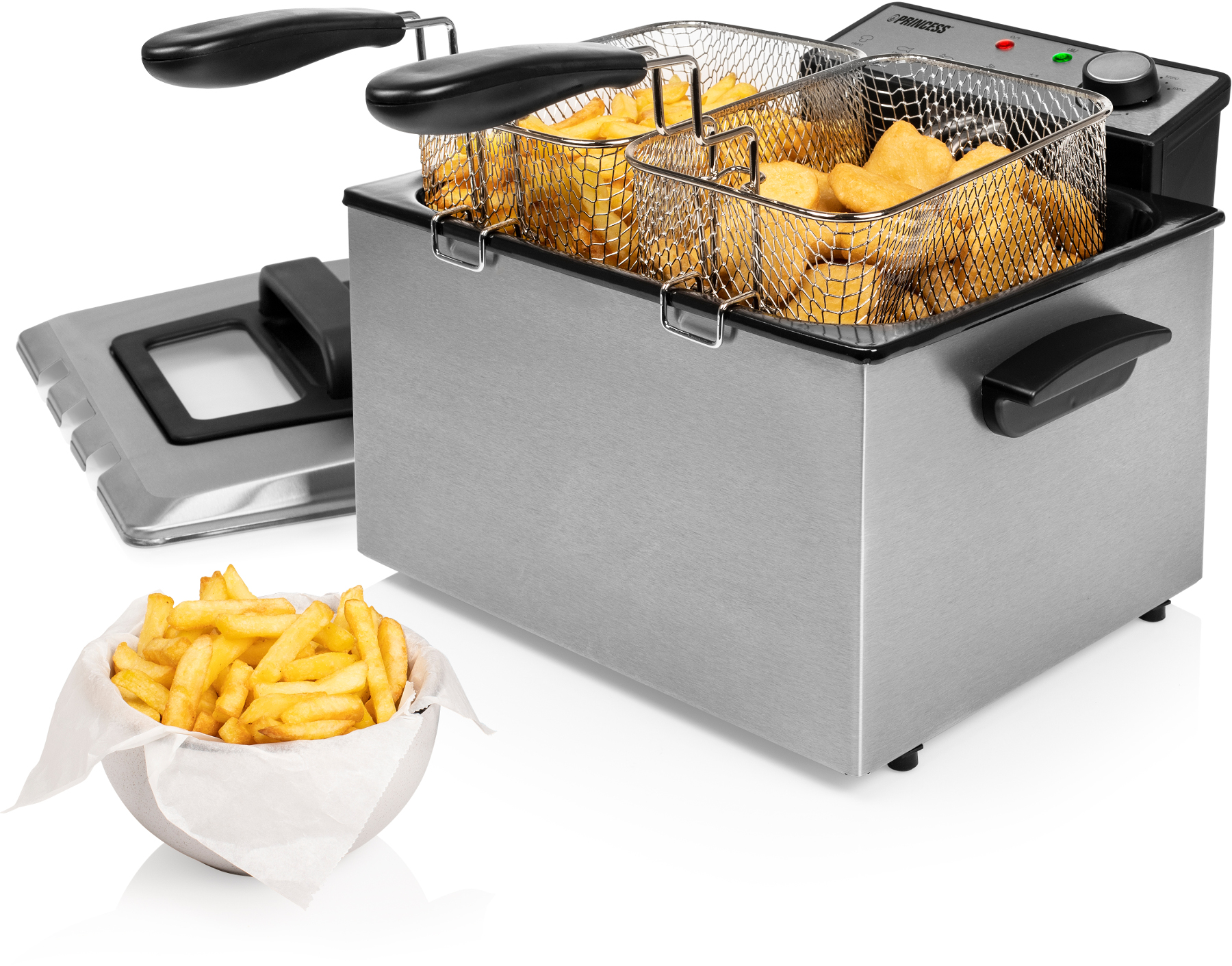 Roestvrijstalen friteuse met twee manden friet en een bakje friet links.