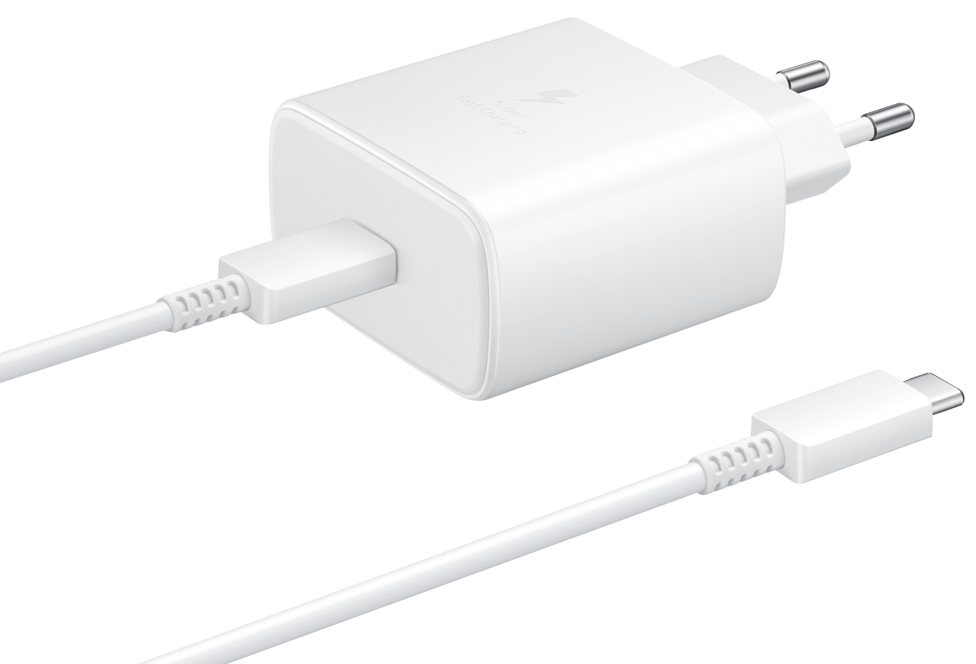 Egy fehér Samsung töltő csatlakoztatott USB-C kábellel. A töltőn a Super Fast Charging logó és egy kétpólusú dugó található.
