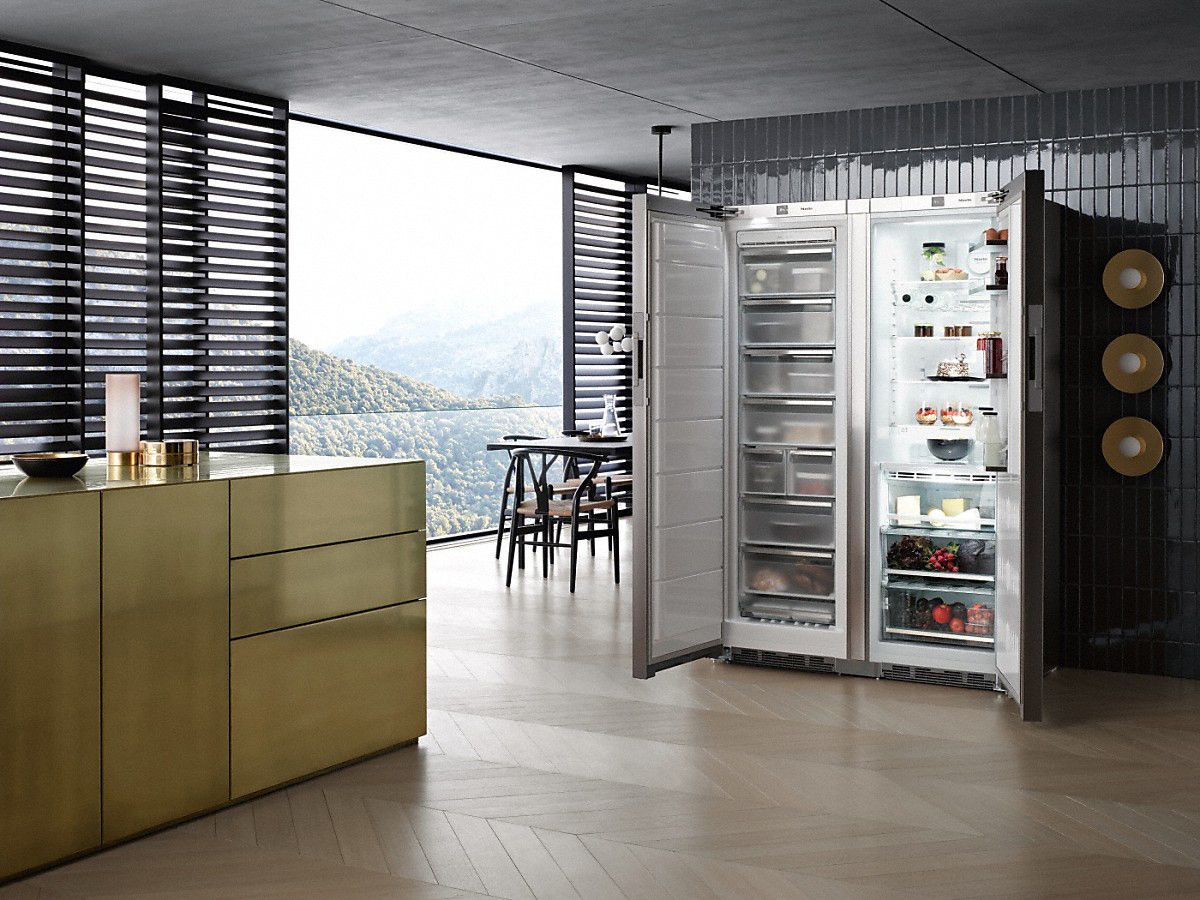Eine moderne Küche mit einem großen Kühlschrank.
