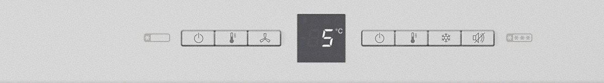 Weißes Panel mit mehreren Steuertasten und einem Display mit 5°C.
