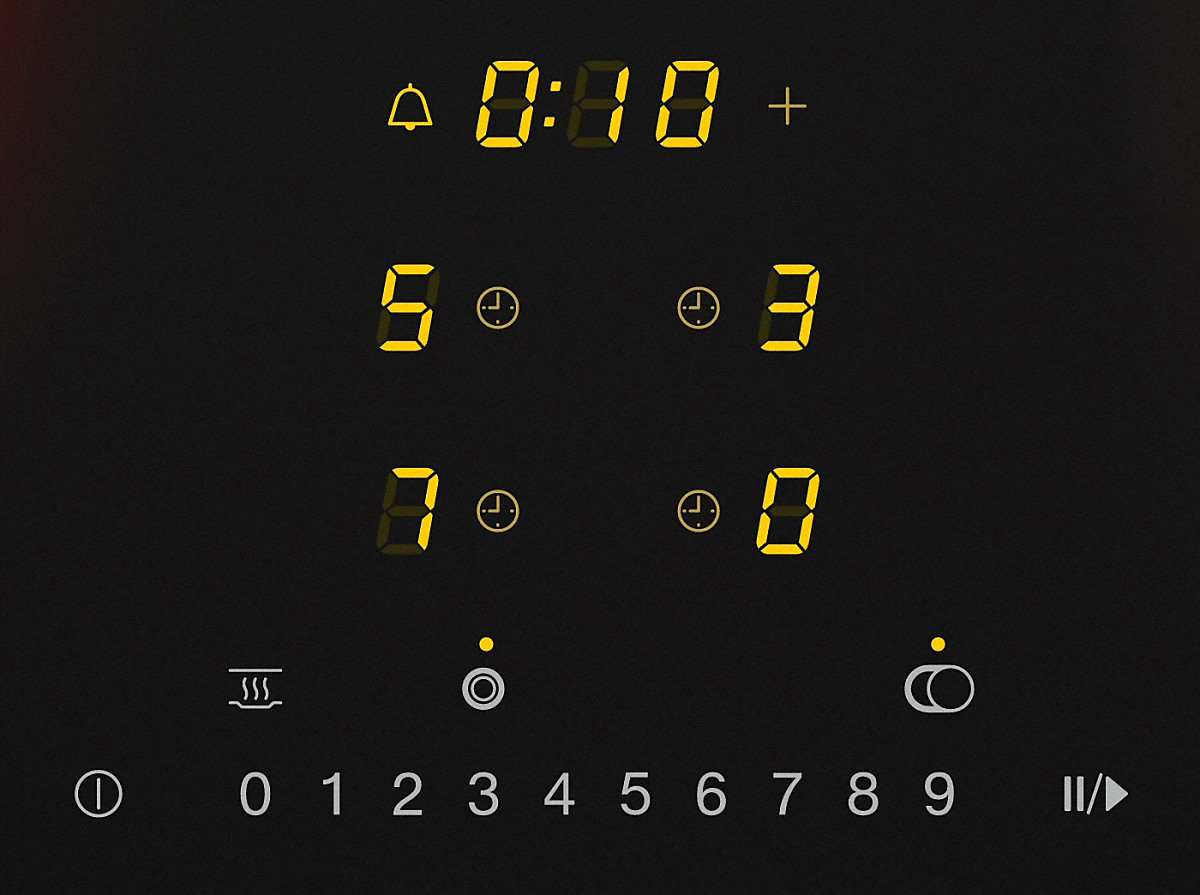 Eine schwarze Digitalanzeige mit Zahlen und Symbolen. Die Zeit ist auf 0:10 eingestellt.