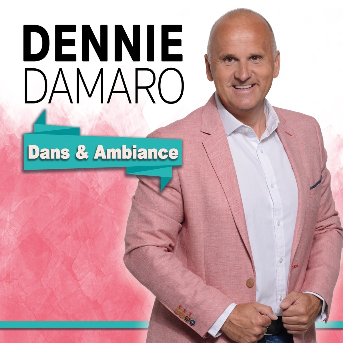 Een man met een roze jas glimlacht. Tekst: Dennie Damaro, Dans & Ambiance. Roze en witte achtergrond.
