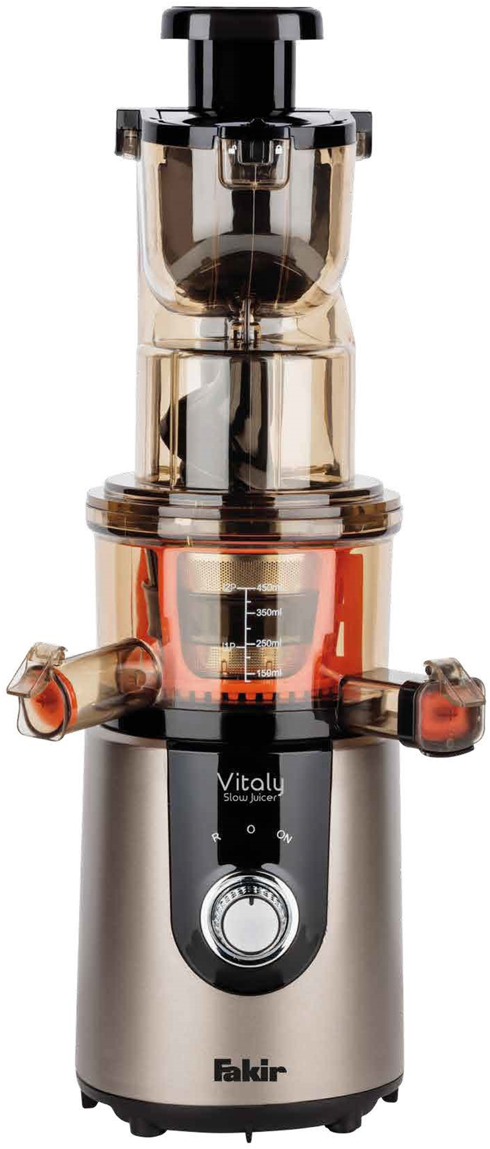 Vertikale Aufnahme eines Fakir Vitaly Slow Juicers. Er ist silber, schwarz und transparent, mit einem Drehknopf und Saftauslässen.