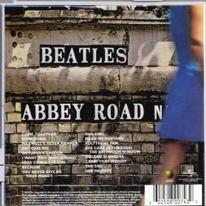 Beatles Abbey Road album borítója. A borítón a zenekar neve és a zenekar fotója látható az utcán.