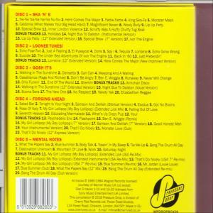 Albumcover mit gelbem Hintergrund und Trackliste.