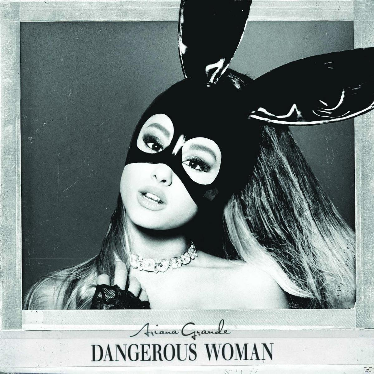 Ariana Grande met een zwart konijnenmasker. De afbeelding is in grijstinten.