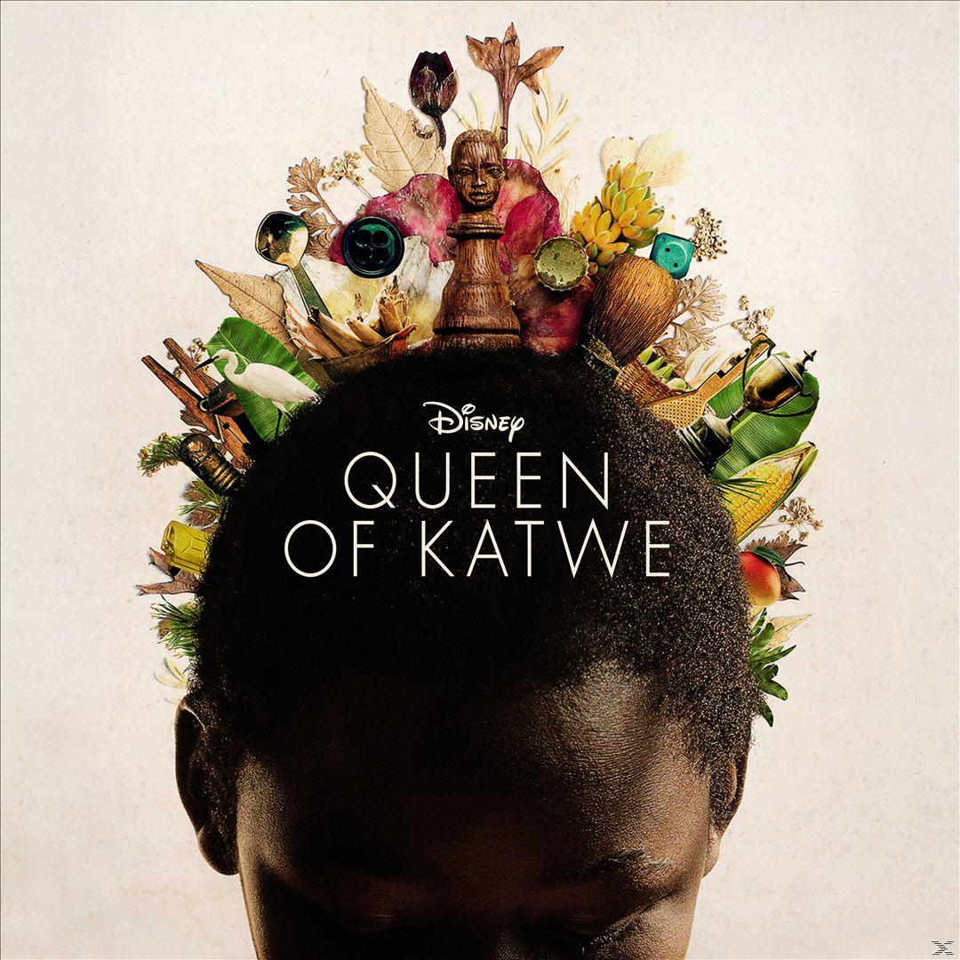 Filmposter: Een hoofd met een kroon van objecten, titel: Queen of Katwe, Disney-logo.